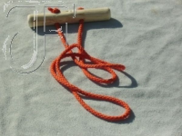 Material: Seil - Holz Breite:Ø 7mm Länge: 60 cm Der Wildberger der anderen Art. Durch die Verwendung natürlichen Materialien hat der Wildberger ein sehr natürliches Aussehen. Er ist in jeden Tasche gut unterzubringen und die Verletzungsgefahr ist gering.